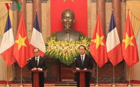 ប្រធានរដ្ឋលោក Tran Dai Quang និងប្រធានាធិបតិបារាំង Francois Hollande ធ្វើជាអធិបតីសន្និសីទកាសែត - ảnh 1